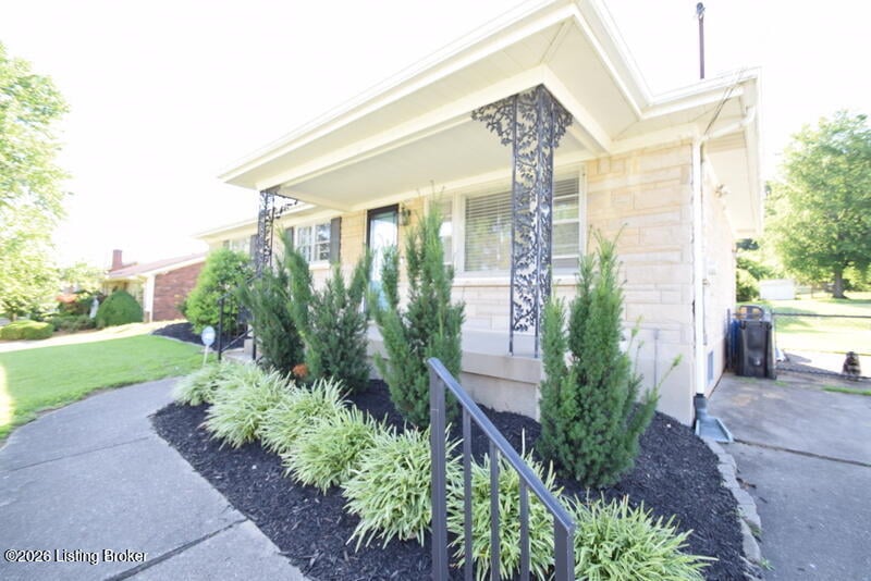 9002 Annlou Dr, Louisville, KY 40272
