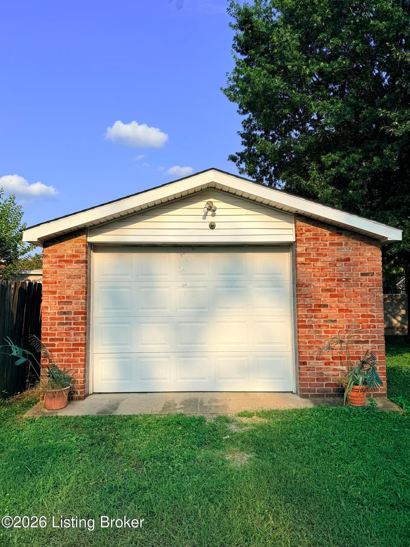 9003 Thompson Ln, Louisville, KY 40258
