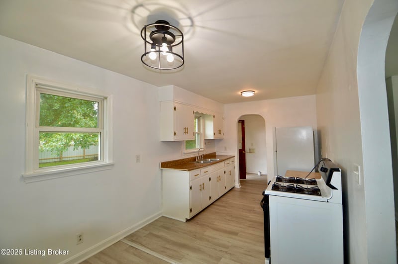 9003 Thompson Ln, Louisville, KY 40258
