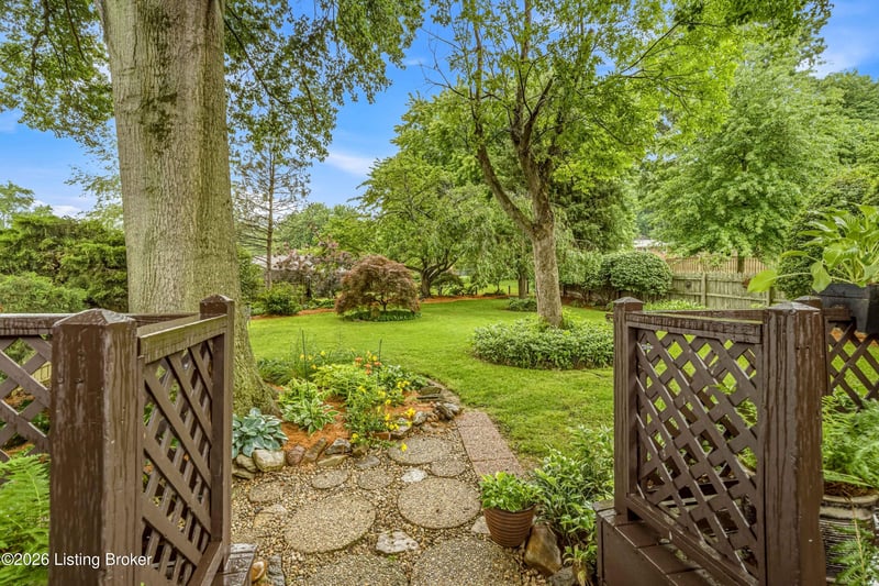 9008 Shevie Dr, Louisville, KY 40272
