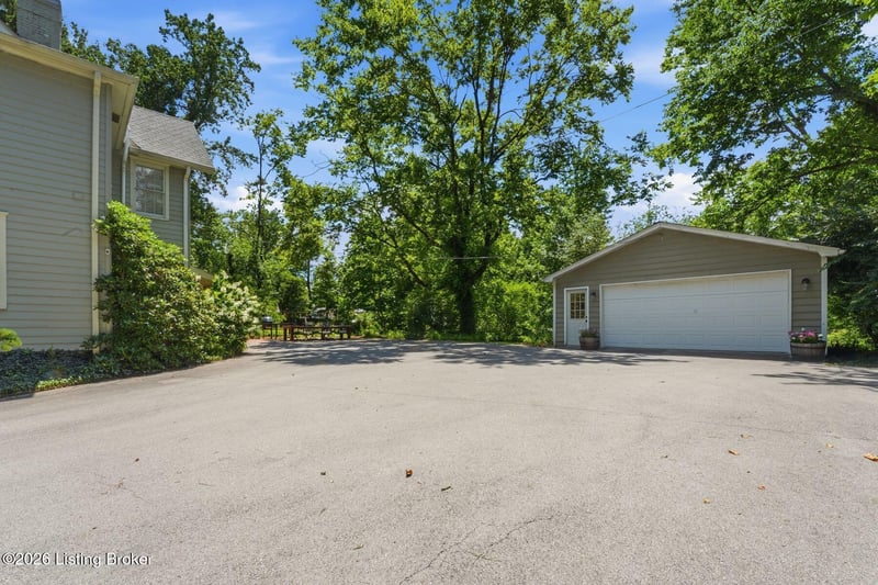 902 Bellewood Rd, Anchorage, KY 40223