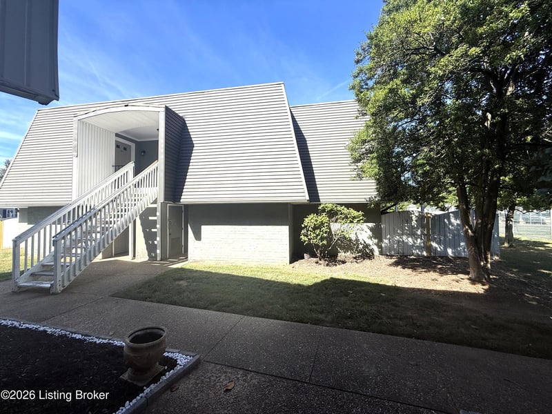 902 La Fontenay Ct, Louisville, KY 40223