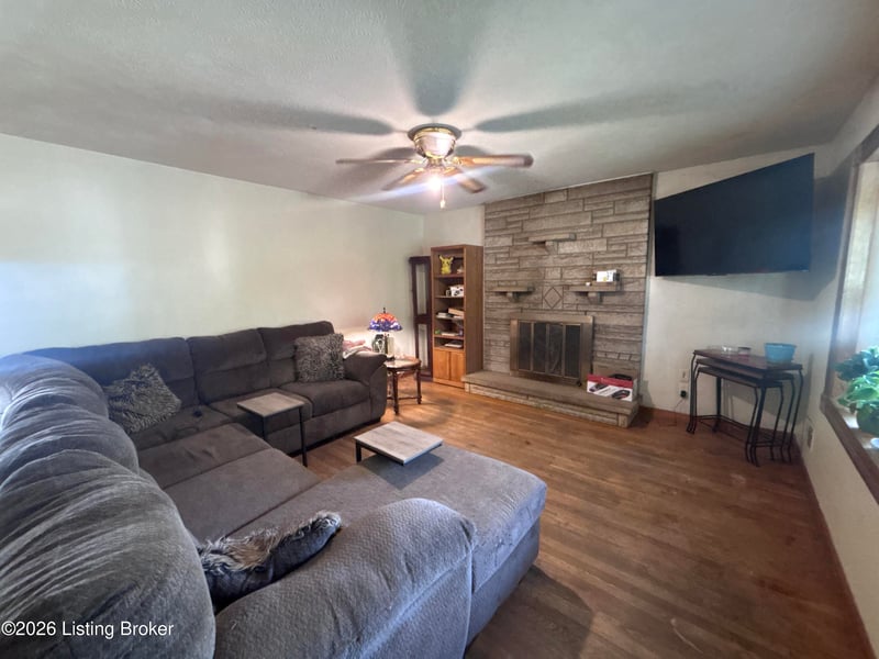 9022 Wanlou Dr, Louisville, KY 40272