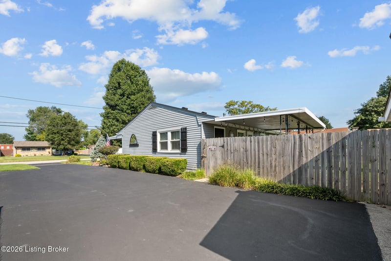 9105 Seaforth Dr, Louisville, KY 40258