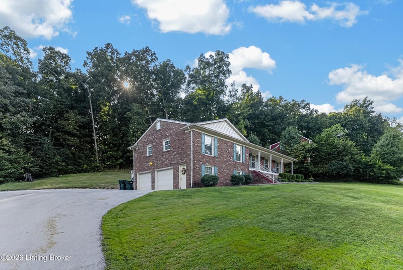 9202 Lakeridge Dr, Louisville, KY 40272
