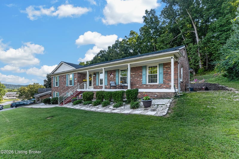 9202 Lakeridge Dr, Louisville, KY 40272