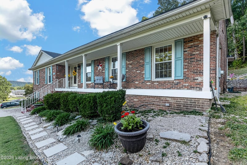 9202 Lakeridge Dr, Louisville, KY 40272