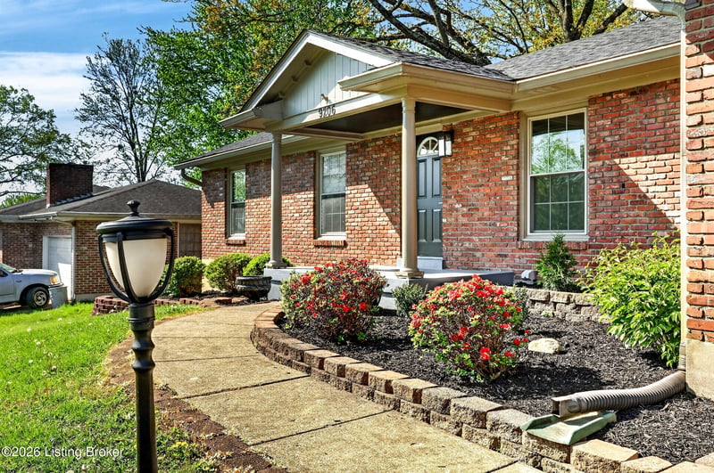 9206 Lakeridge Dr, Louisville, KY 40272