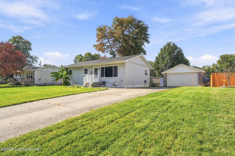 9244 Chenault Rd, Louisville, KY 40272