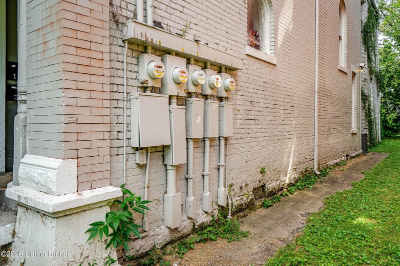932 S 1st St, Louisville, KY 40203