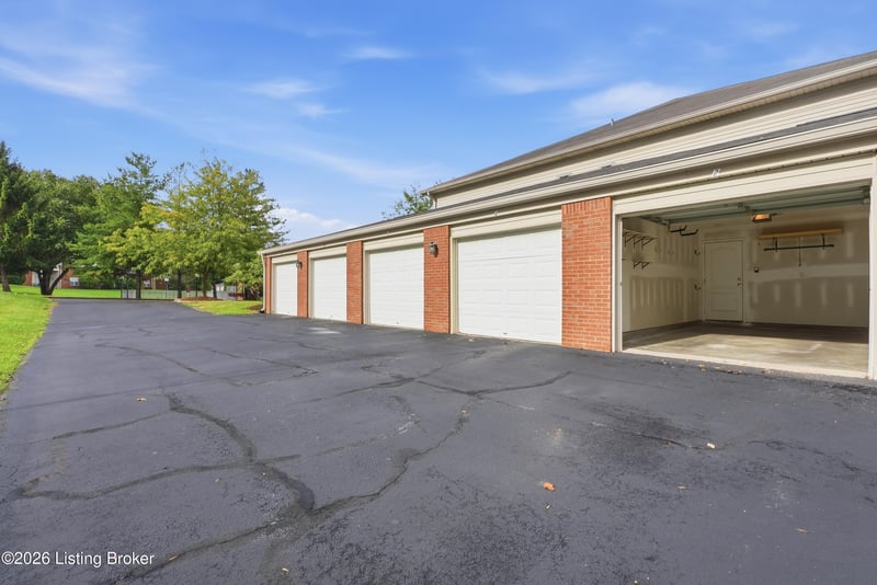 9405 Magnolia Ridge Dr #204, Louisville, KY 40291