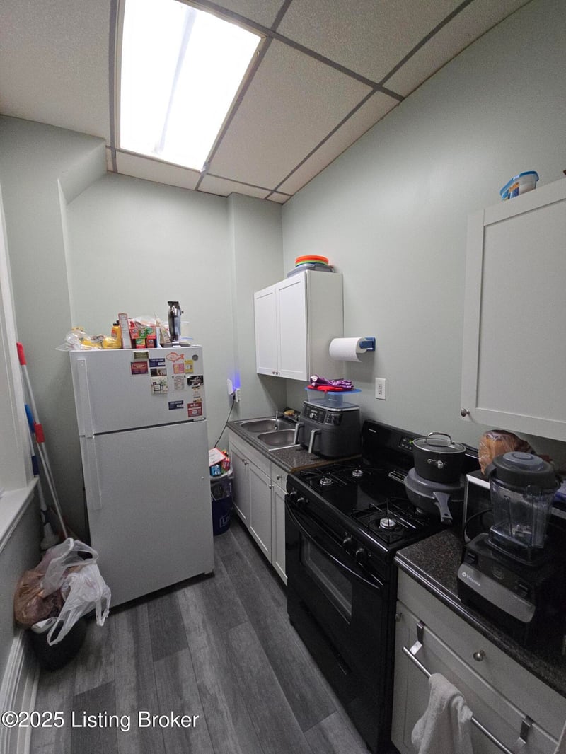 952 S 6th St, Louisville, KY 40203