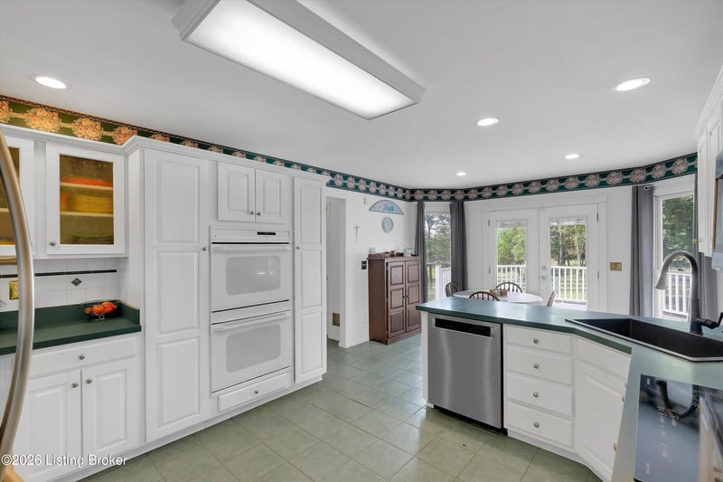 9550 Routt Rd, Jeffersontown, KY 40299