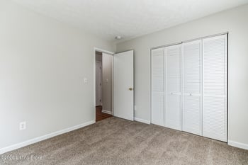 9603 Brooks Bend Rd, Louisville, KY 40258
