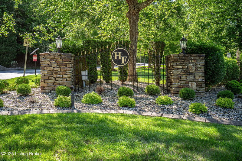 9701 Secretariat Dr, Louisville, KY 40214