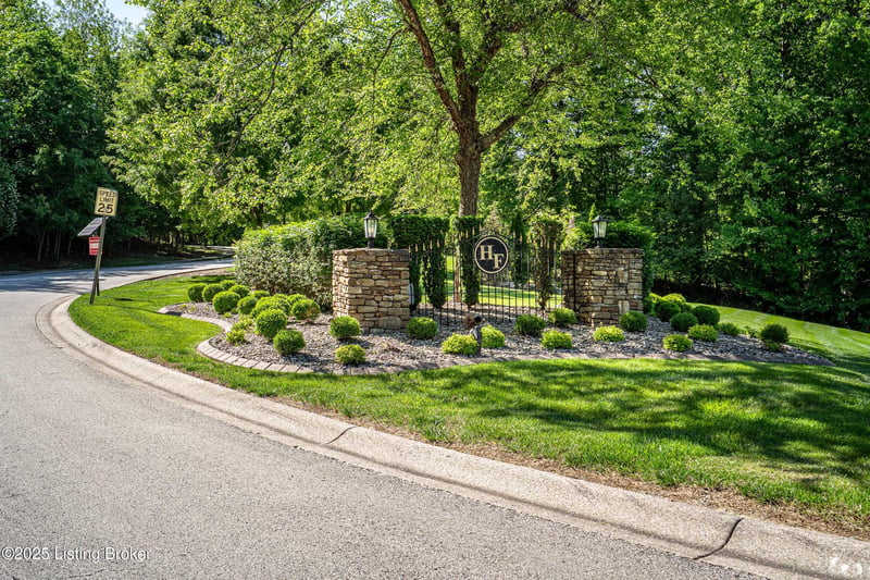 9701 Secretariat Dr, Louisville, KY 40214