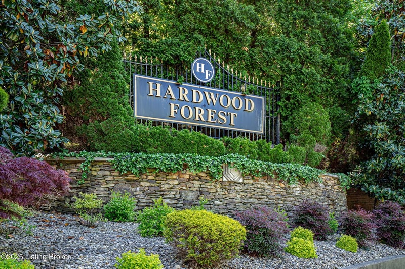 9701 Secretariat Dr, Louisville, KY 40214