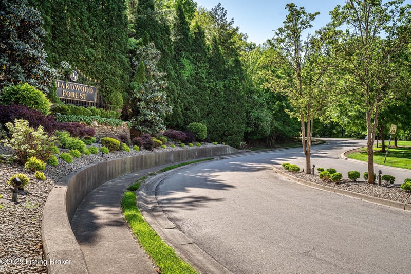 9701 Secretariat Dr, Louisville, KY 40214