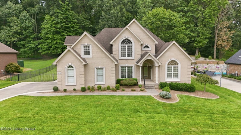 9713 Secretariat Dr, Louisville, KY 40214