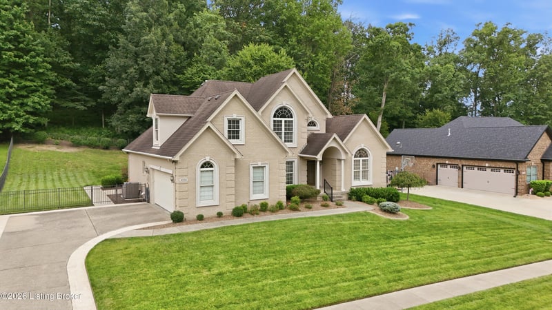 9713 Secretariat Dr, Louisville, KY 40214