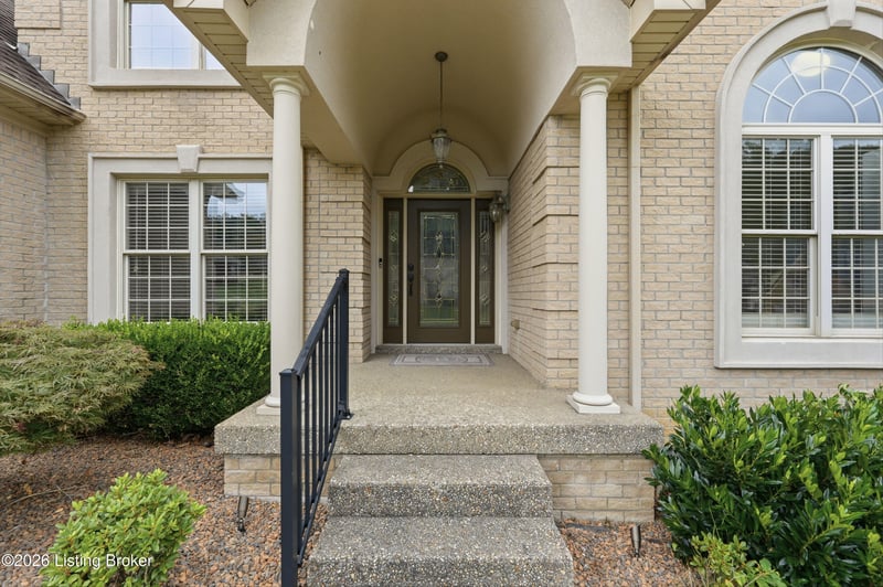 9713 Secretariat Dr, Louisville, KY 40214