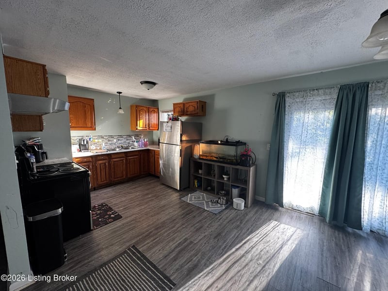 9720 Titan Dr, Louisville, KY 40229