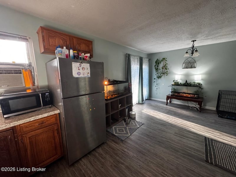 9720 Titan Dr, Louisville, KY 40229