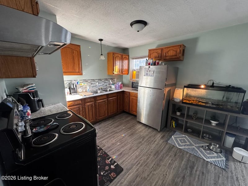 9720 Titan Dr, Louisville, KY 40229