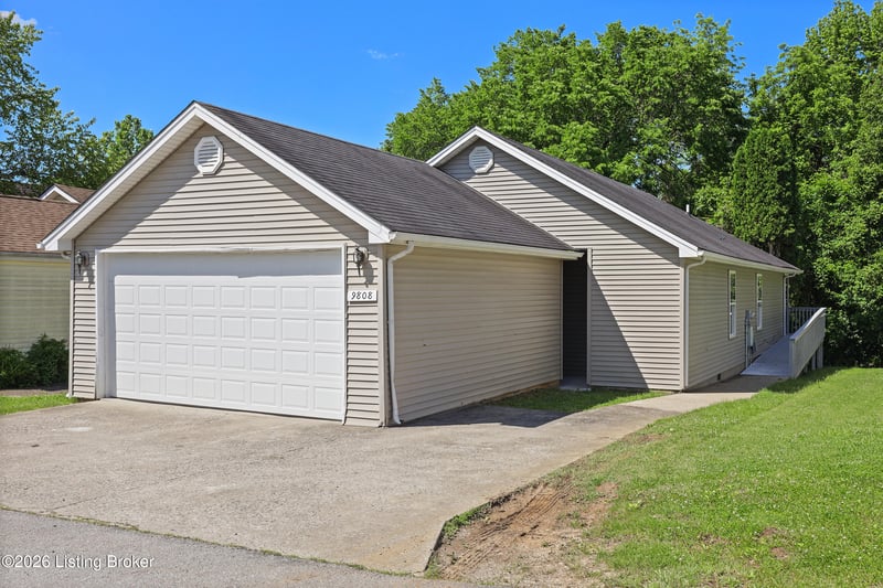 9808 Williamsborough Ln, Louisville, KY 40291