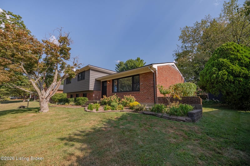 9812 Longwood Cir, Louisville, KY 40223