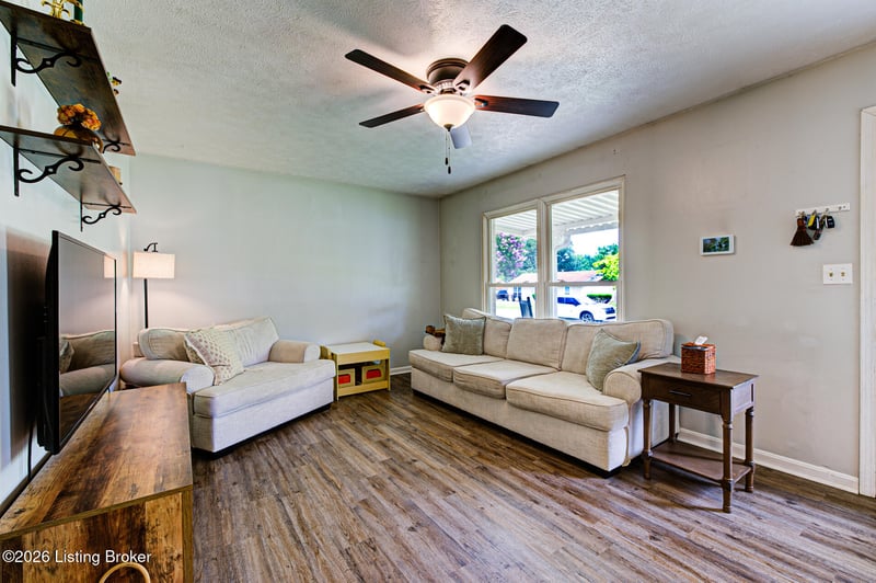 9814 Turnpike View Dr, Louisville, KY 40229