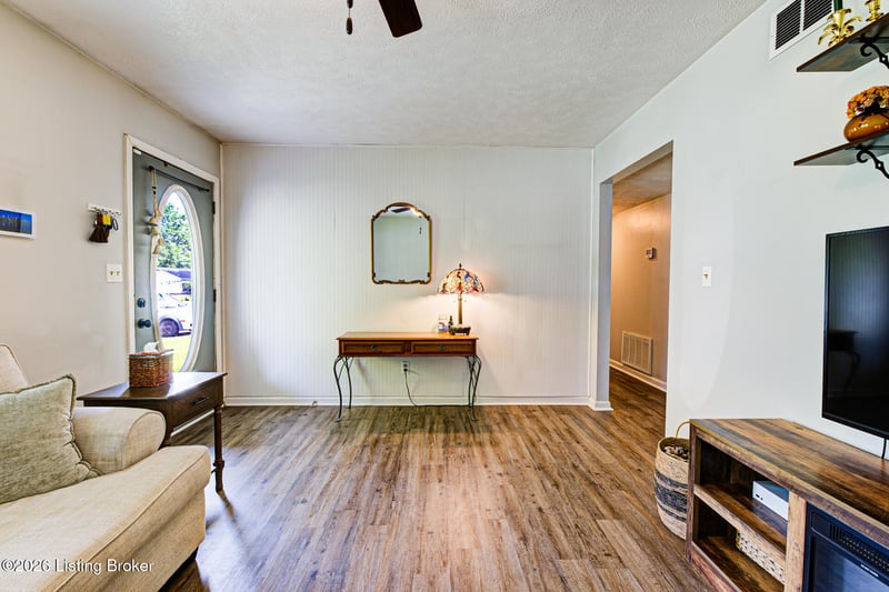 9814 Turnpike View Dr, Louisville, KY 40229