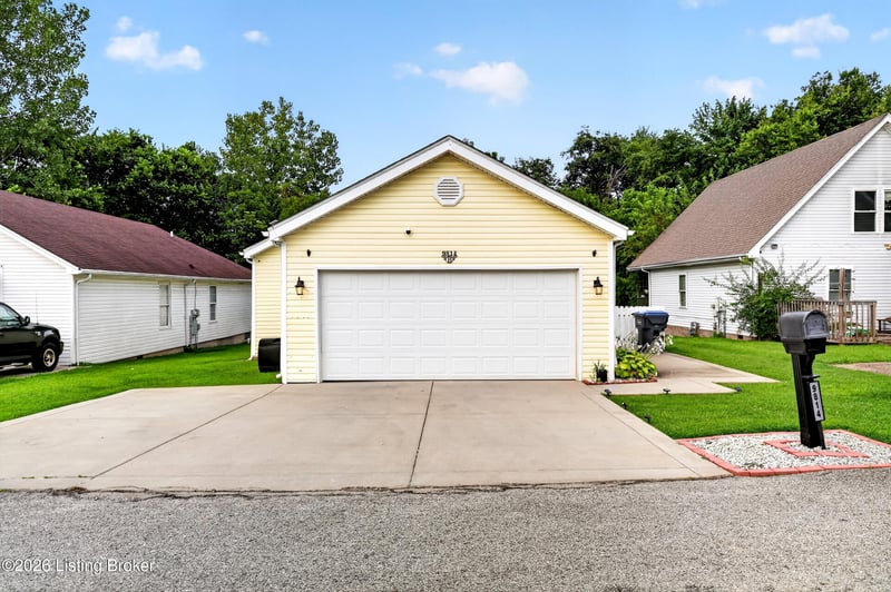 9814 Williamsborough Ln, Louisville, KY 40291