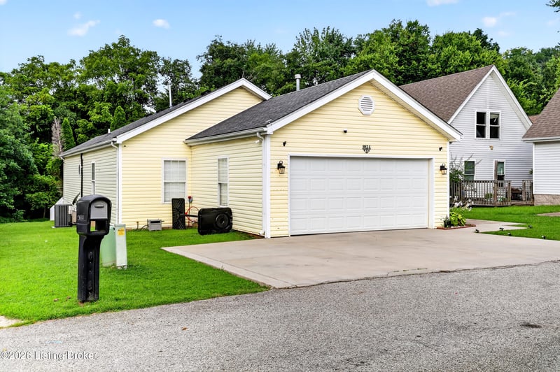 9814 Williamsborough Ln, Louisville, KY 40291