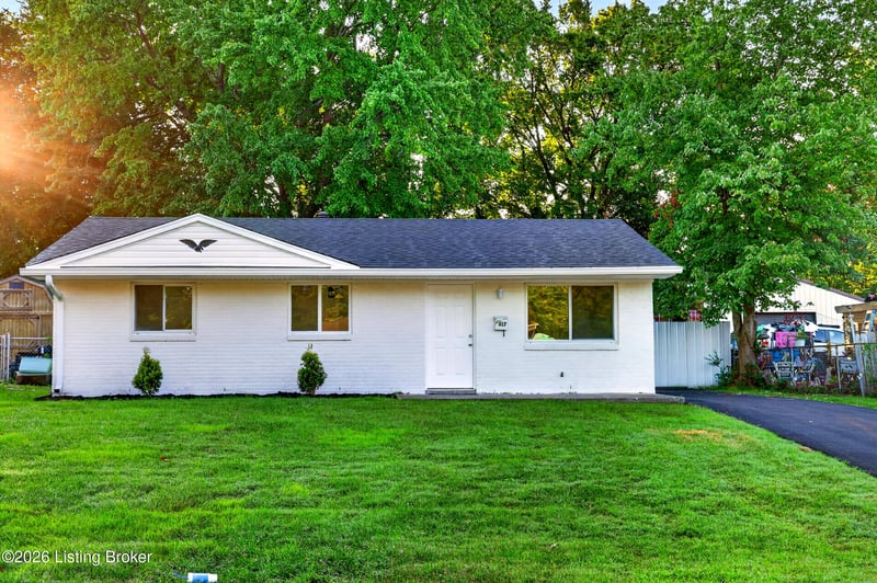 9817 Saturn Dr, Louisville, KY 40229