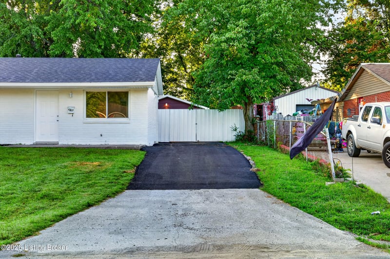9817 Saturn Dr, Louisville, KY 40229