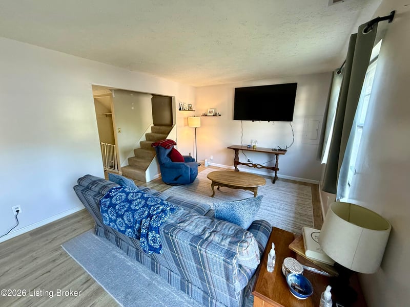 9820 Oakshire Dr, Jeffersontown, KY 40299