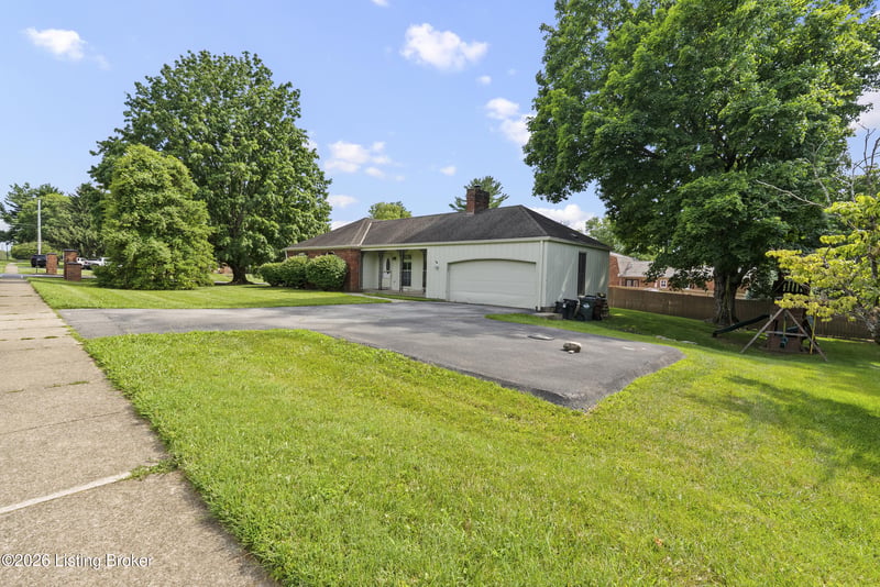 9829 Meadow Vale Dr, Louisville, KY 40242