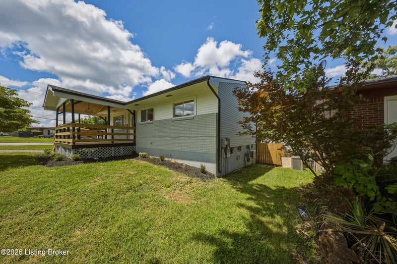 9908 Chapel Hill Rd, Louisville, KY 40229
