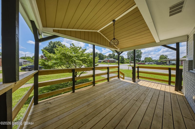 9908 Chapel Hill Rd, Louisville, KY 40229