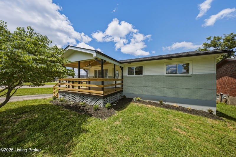 9908 Chapel Hill Rd, Louisville, KY 40229