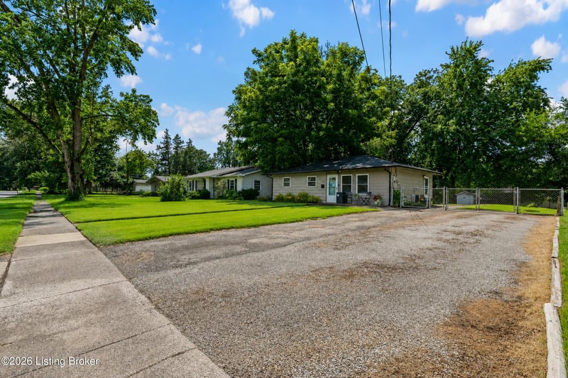 9923 Appollo Ln, Louisville, KY 40272