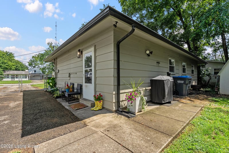 9923 Appollo Ln, Louisville, KY 40272