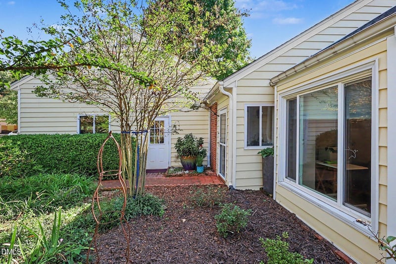 102 Forest Hills Ct, Cary, NC 27511
