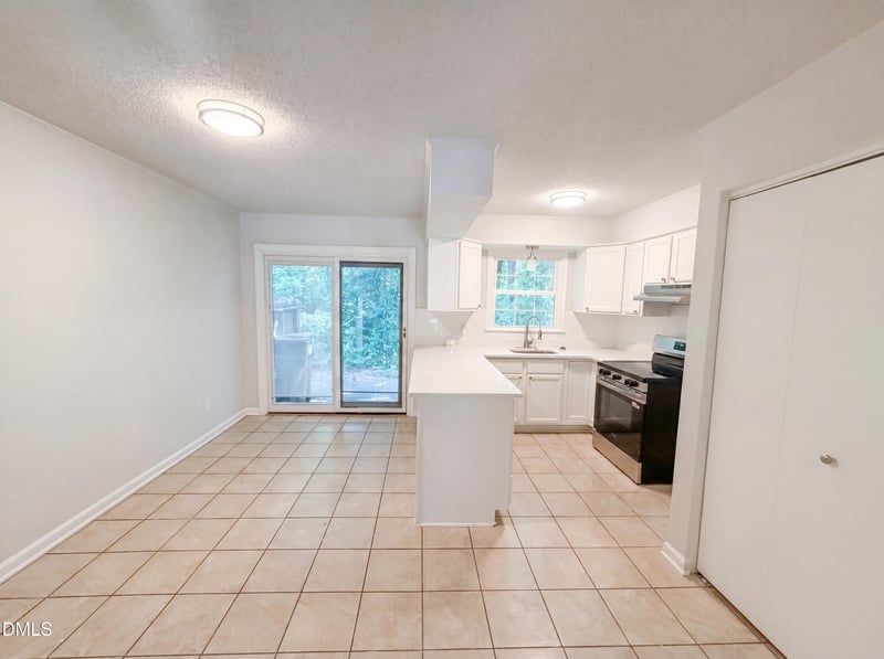 1041 Nottingham Ct, Cary, NC 27511