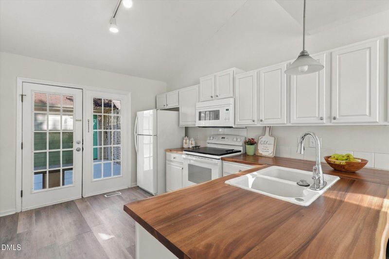 106 Ethans Glen Ct, Cary, NC 27513