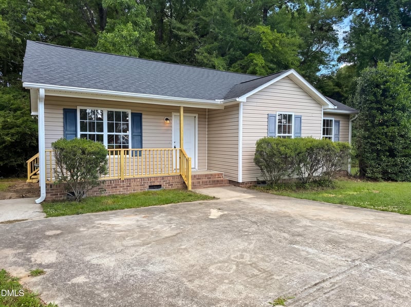 11 N Carolina Ave, Benson, NC 27504