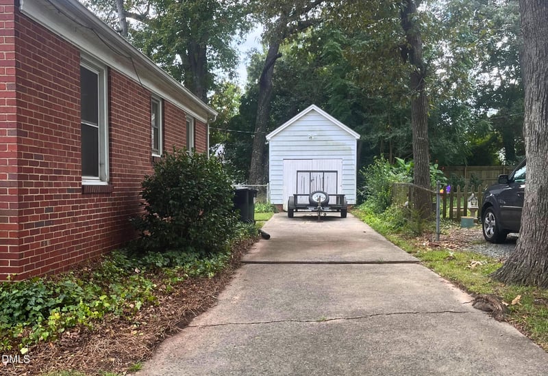 1316 Hawthorne Ln, Burlington, NC 27215