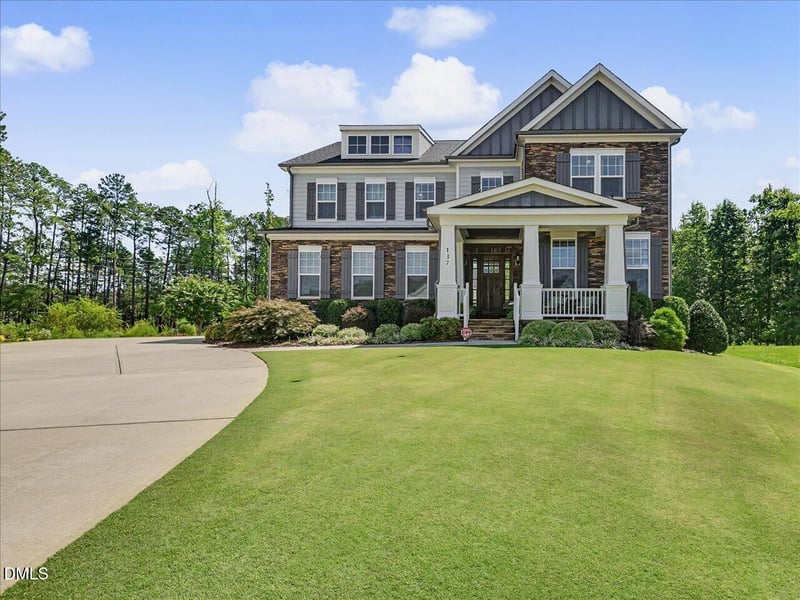 137 Treeline Ct, Holly Springs, NC 27540