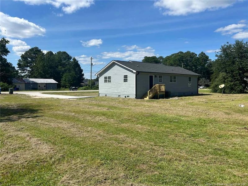 1435 Strickland Bridge Rd, Fayetteville, NC 28304